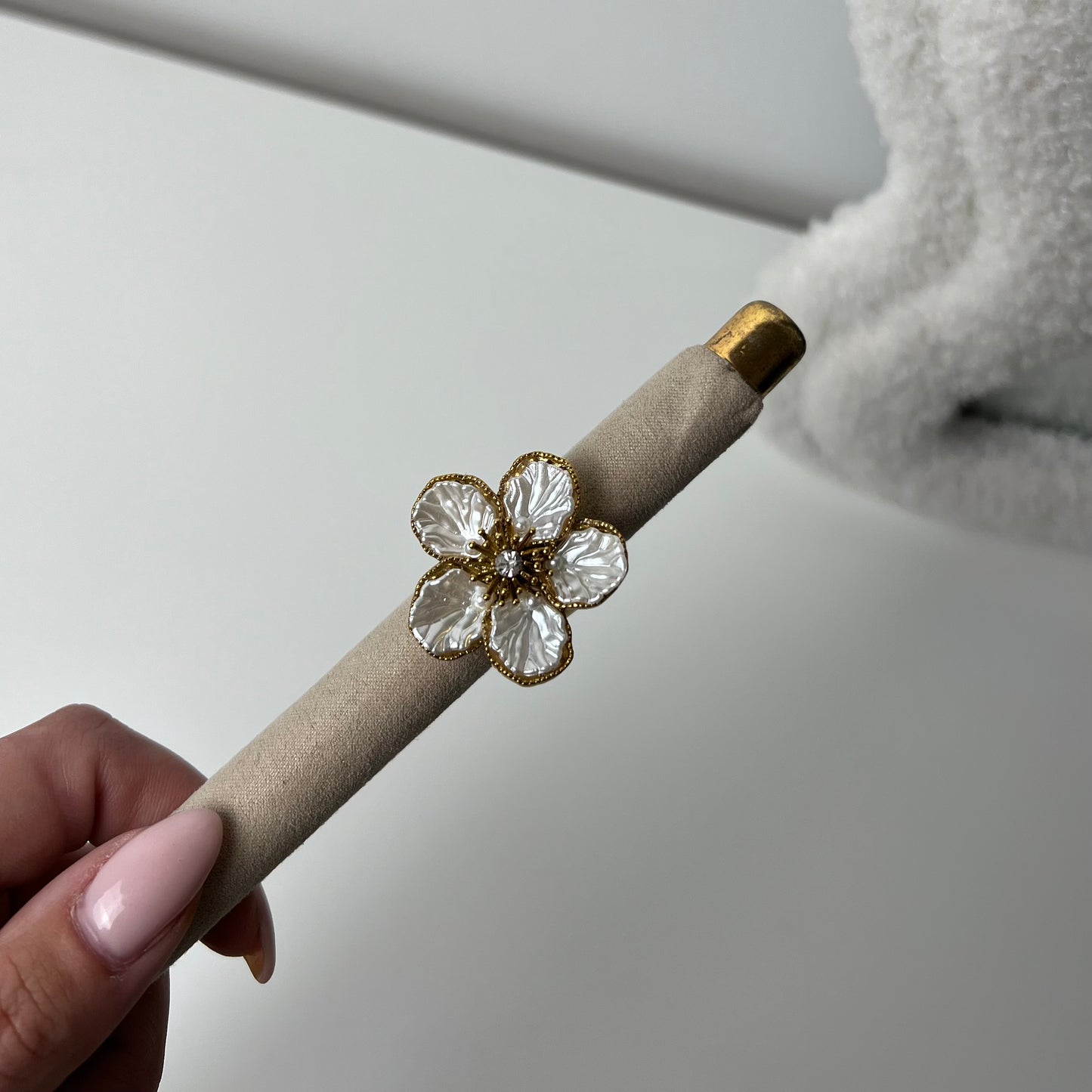Big white bloom Ring R036