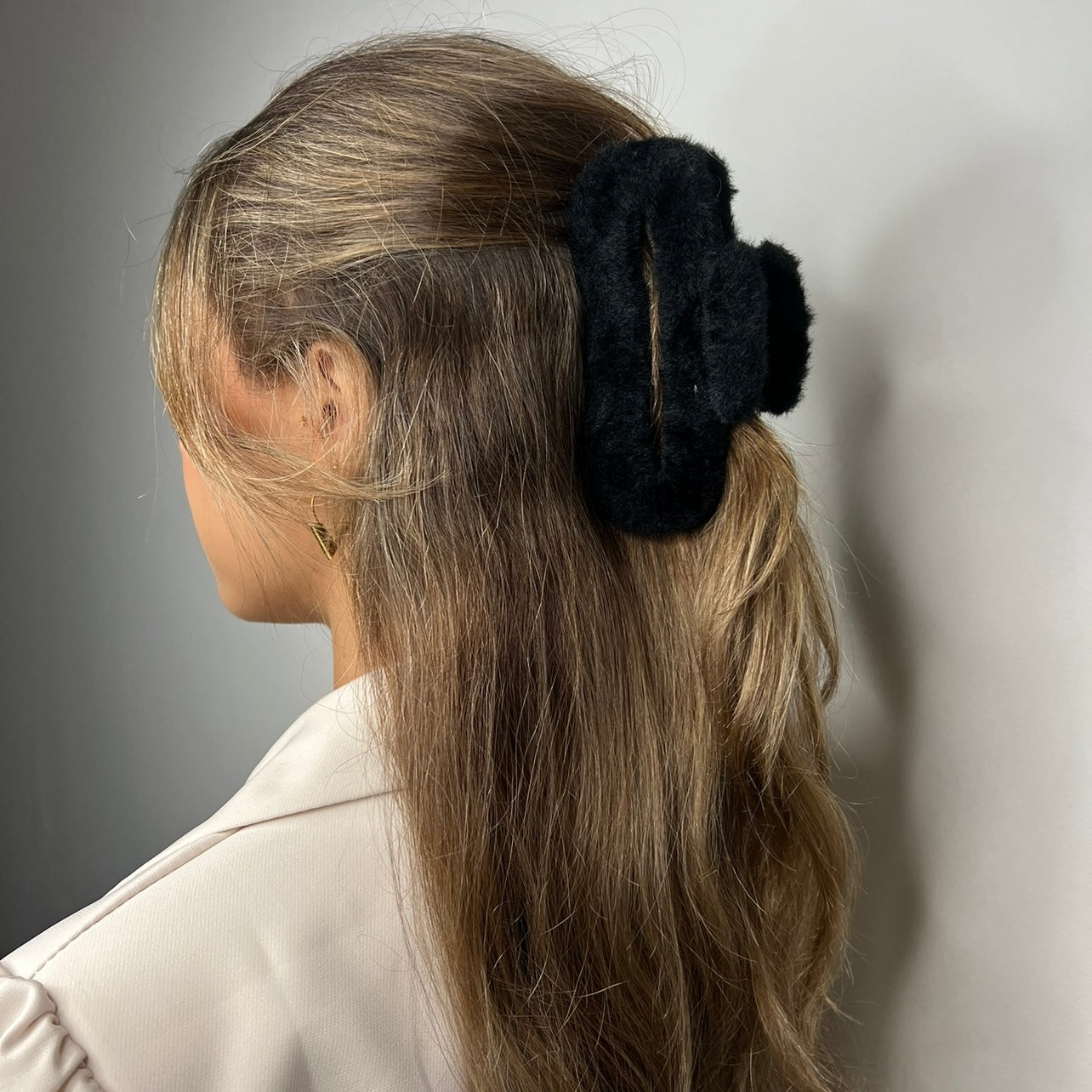 Fluffy klem zwart H011