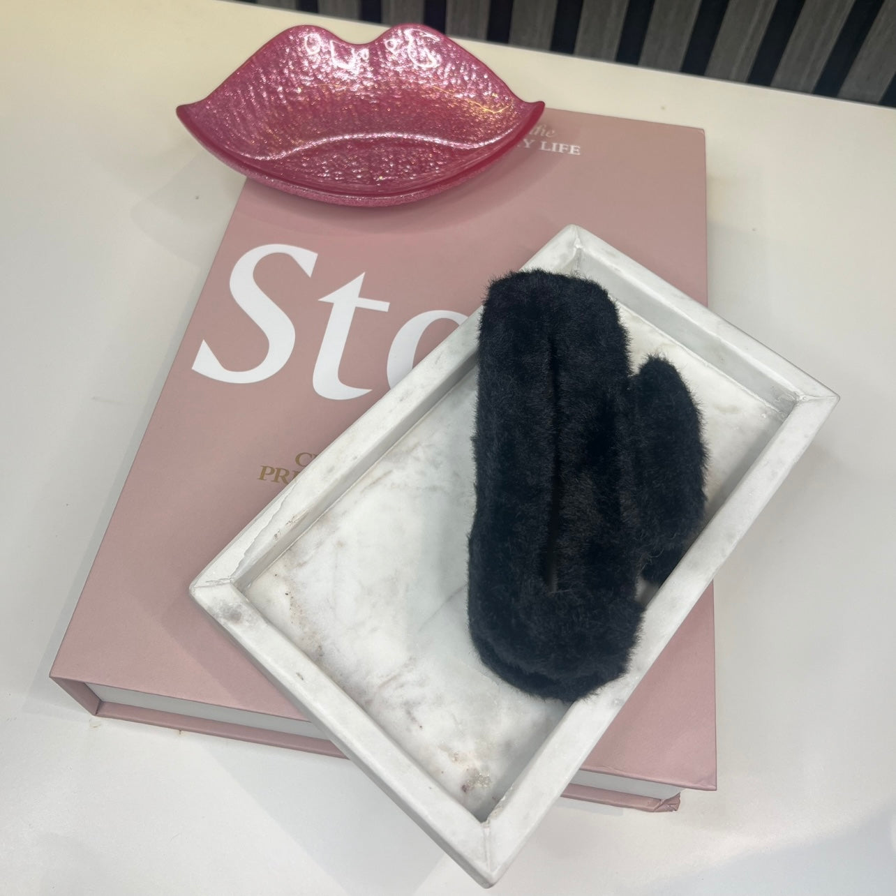 Fluffy klem zwart H011