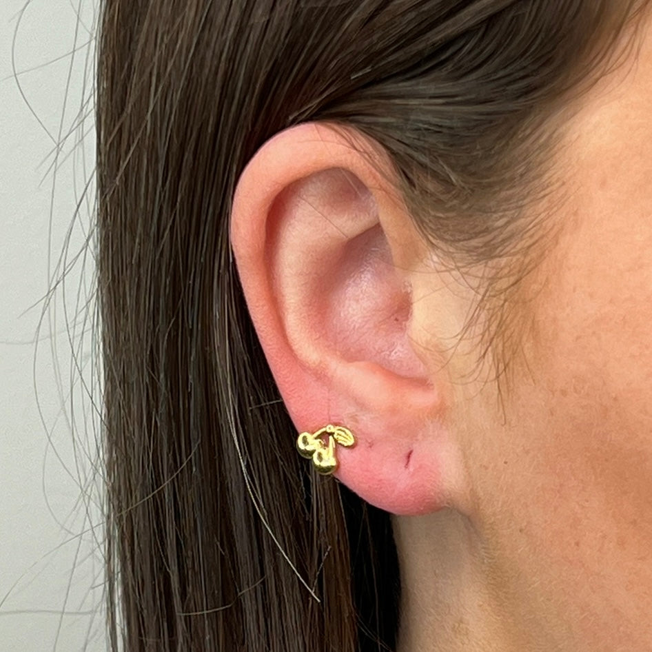 Cherry stud O019