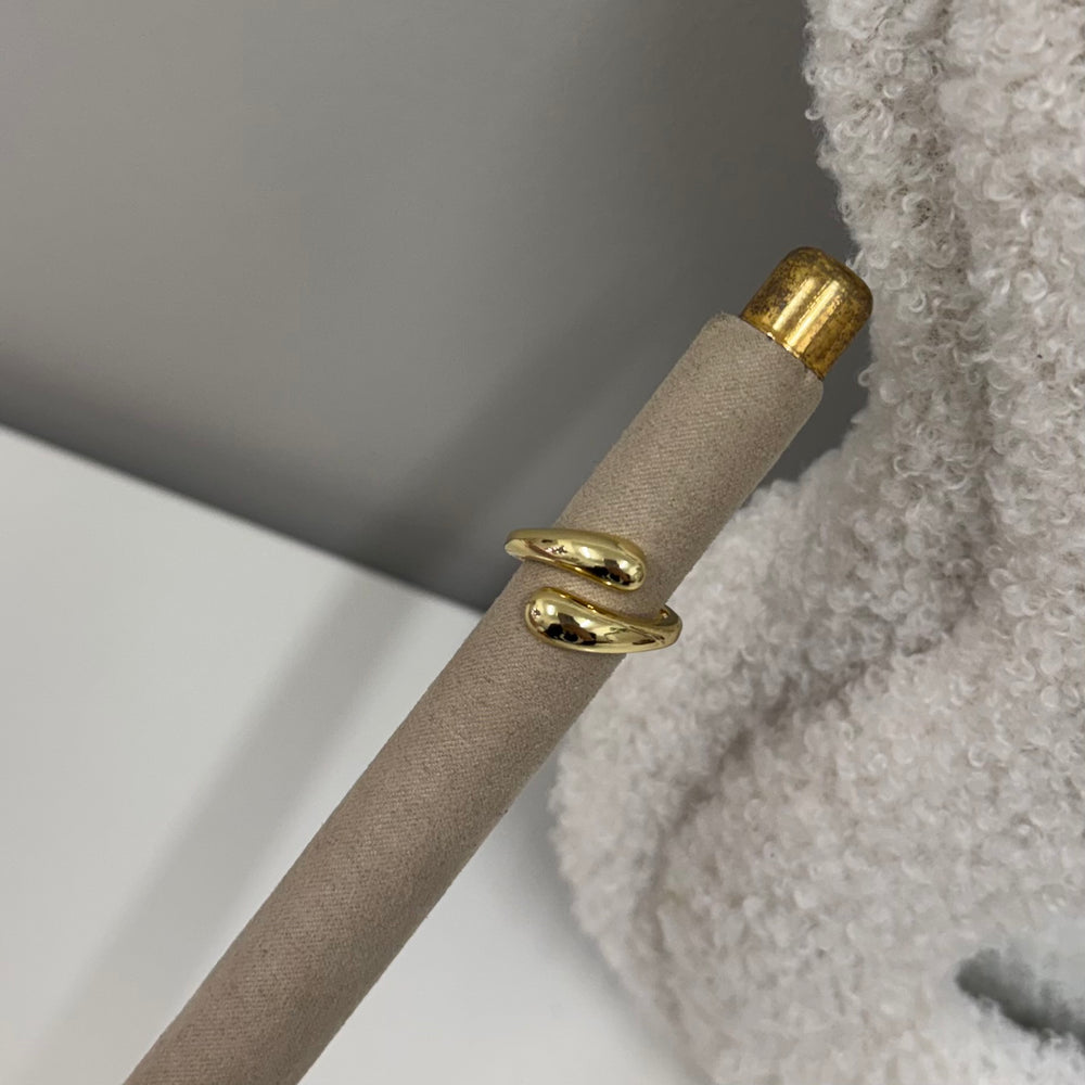 Twisted ring R014
