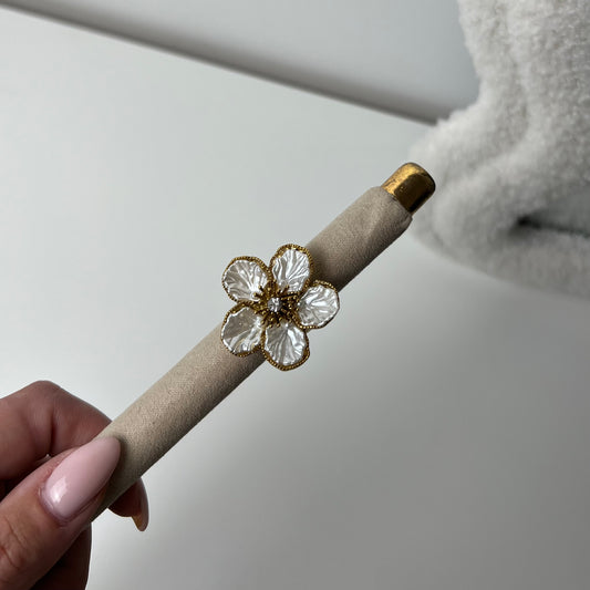 Big white bloom Ring R036