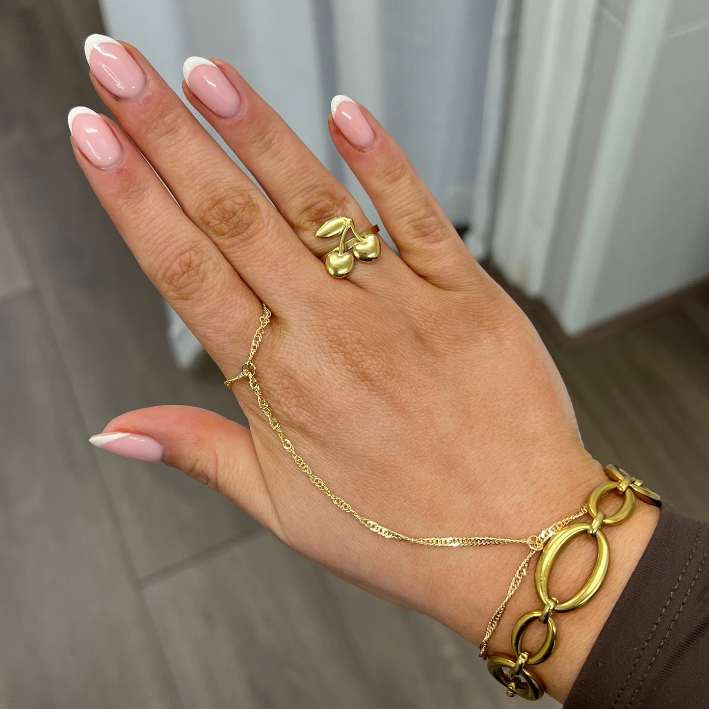 Twisted Hand chain A026